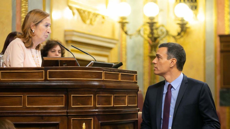 Pedro Sánchez dialoga amb Ana Pastor durant la sessió al Congrés del 12 de desembre. Congrés