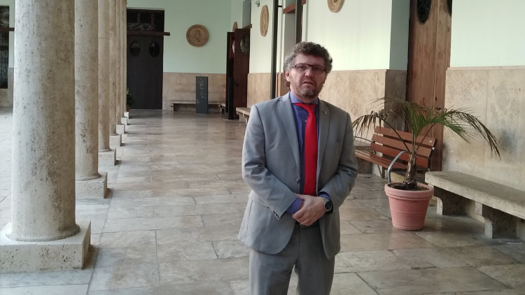 El relator de la ONU Fabián Salvioli a l'edifici de La Nau, de València| EL TEMPS