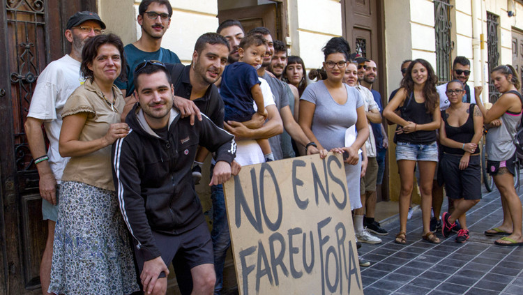 Aturament d'un dels desnonaments de la finca adquirida pel BBVA al carrer Vicent Brull. Lucas Guerra