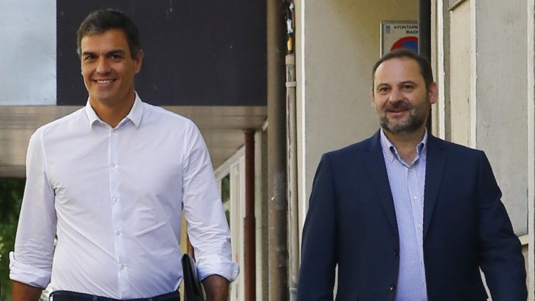 Pedro Sánchez i José Luis Ábalos, l'endemà de la victòria del primer a les primàries en què van enfrontar-se a Susana Díaz.. EFE