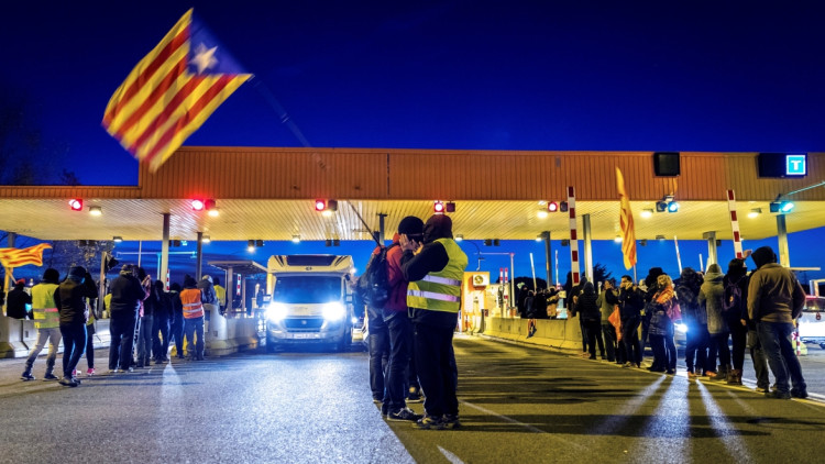 Una acció dels CDR en un peatge de l'AP7. EFE
