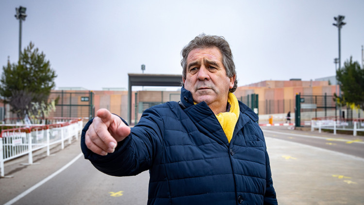 Josep Andreu, alcalde de Montblanc en vaga de fam, a l'eixida de Lledoners. Robert Ramos