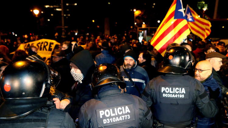 Protesta dels CDR en front de l'Hotel Sofia. Efe