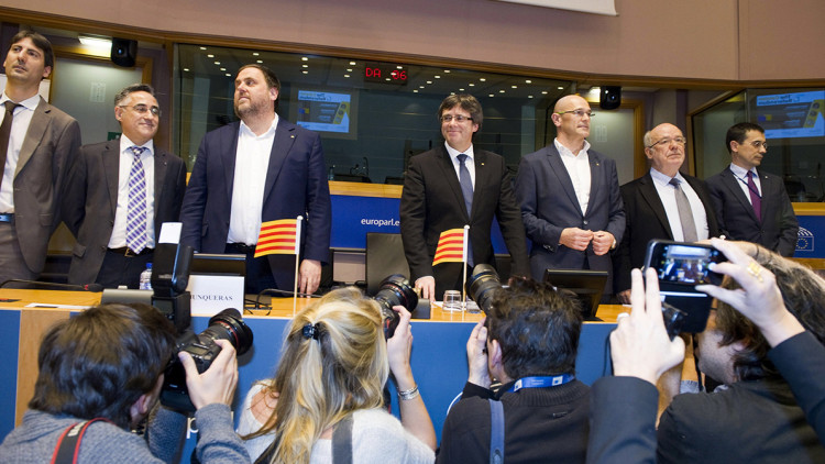 D'esquerra a dreta, Jordi Solé, Ramon Tremosa, Oriol Junqueras, Carles Puigdemont, Raül Romeva i Josep-Maria Terricabras. Efe