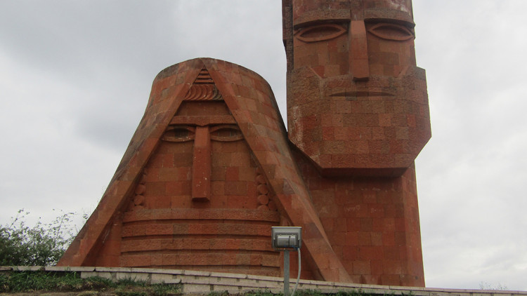 Monument Tatik Papik, al nord de Stepanakert. És un homenatge al poble del Karabakh i als seus avis i àvies, i simbolitza també la unió del poble amb les muntanyes, tan típiques del seu país