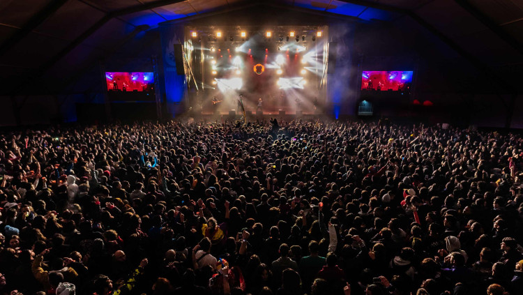 La carpa del Festivern de gom a gom durant el concert de Zoo| Festivern/Adolf Boluda