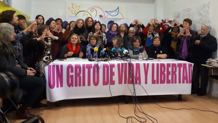 La roda de premsa on s'ha llegit el manifest, subscrit per un centenar de col·lectius feministes i que duu per títol "Ni un pas enrere!". EL TEMPS