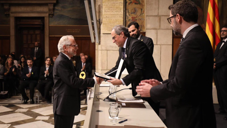 Carles Viver Pi-Sunyer recull el guardó en mans de Quim Torra. Generalitat de Catalunya