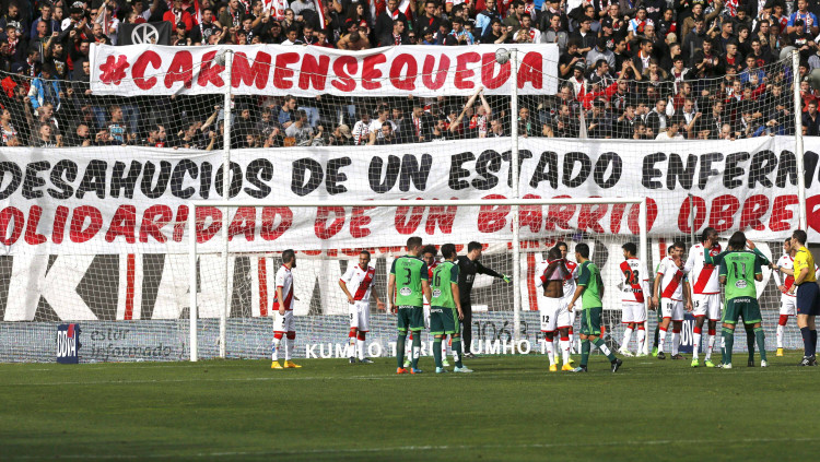 Els Bukaneros, afecccionats del Rayo Vallecano, en una protesta a les grades contra els desnonaments.. EFE