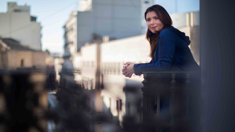 Mari Carmen Sánchez, síndica de Ciutadans, fotografiada a un balcó de l'edifici de grups de les Corts valencianes.. Marc Castell