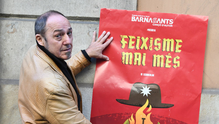 Pere Camps, subjectant el cartell del Barnasants 2019. Juan Miguel Morales