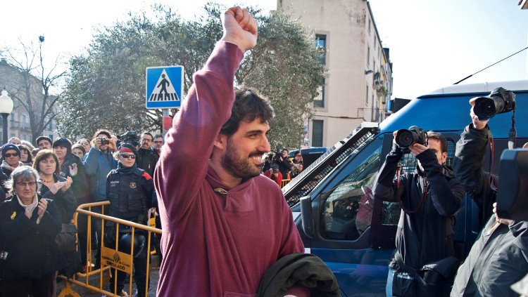 Ignasi Sabater, alcalde de Verges, a la sortida de la comissaria on restava detingut. Efe