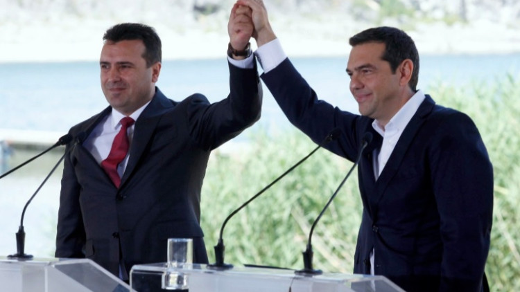 Els primers ministres grec  i macedoni Alexis Tsipras (dreta) i Zoran Zaev