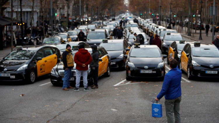 Imatge del tall de la Gran Via de les Corts Catalanes per la vaga de taxistes. Efe