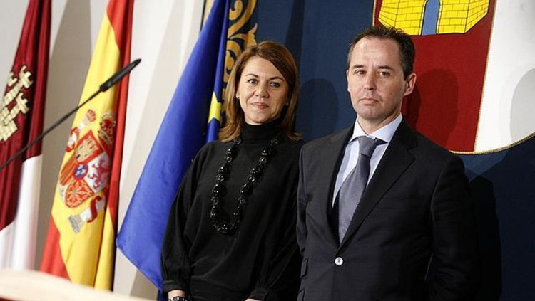 L'aleshores presidenta manxega, María Dolores Cospedal, i l'actual comissari Andrés Gómez Gordo| EFE