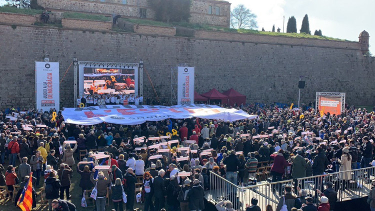 Pancarta desplegada al castell de Montjuïc per Òmnium al final de l'acte 'Judici a la democràcia'. Es pot llegir 'Acusem l'Estat'.. Òmnium Cultural