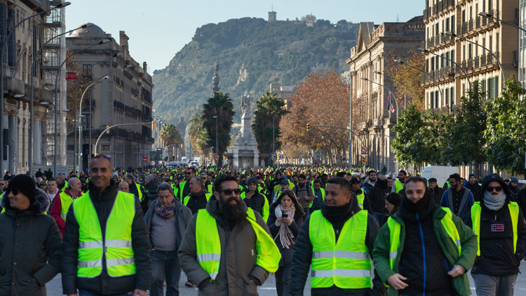 Taxistes tallen la Gran Via de les Corts Catalanes per manifestar-se. Efe
