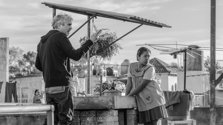 Cuarón, en un moment del rodatge, donant instruccions a Yalitza Aparicio.