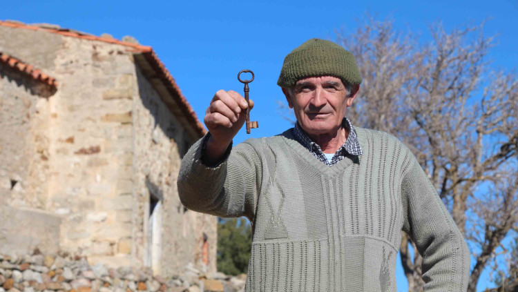 Gregorio Benages, ramader, amb les claus del mas de Sanaüja. Violeta Tena
