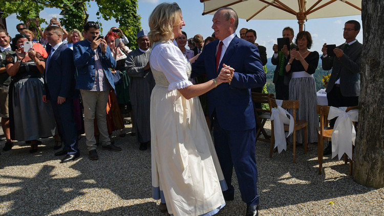 Karin Kneissl, ministra austríaca d'Exteriors, balla en una boda amb Vladímir Putin