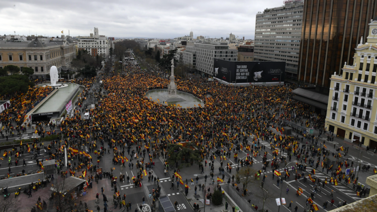 La manifestació demanant la dimissió de Sánchez tot just ha aplegat 45 mil persones a plaça Colón. EFE -VÍCTOR LERENA