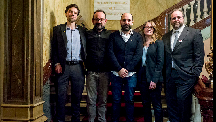 L'equip d'advocats de Jordi Cuixart. D'esquerra a dreta: Olivier Peter, Benet Salellas, Marcel Mauri (vicepresident d'OC), Marina Roig i Àlex Solà. ÒMNIUM CULTURAL