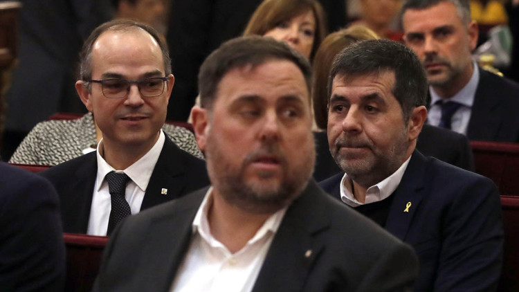 Els diputats electes Oriol Junqueras, Jordi Sànchez i Jordi Turull seuen al Suprem en el primer dia de judici. Efe