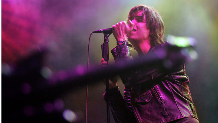 Julian Casablancas (The Strokes) durant un concert a Benicàssim, el 2006.. EFE