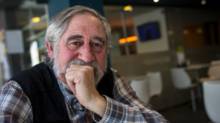 Pepe Beúnza en un moment de l'entrevista a la cooperativa Cansetanta de Caldes de Montbui. Sira Esclasans Cardona