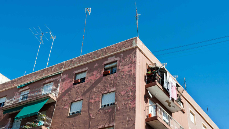 L'estat deficient de molts edificis construïts a la dècada dels 60 ha esdevingut un problema en aquest barri d'Elx.. Lucia Morate
