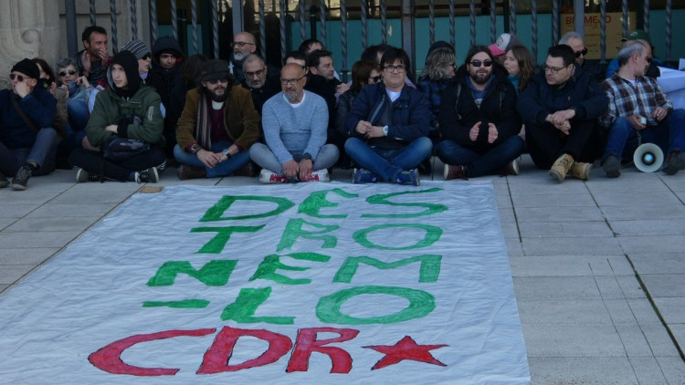 Membres del CDR, plantats contra el Rei davant del MNAC. CDRCatOficial