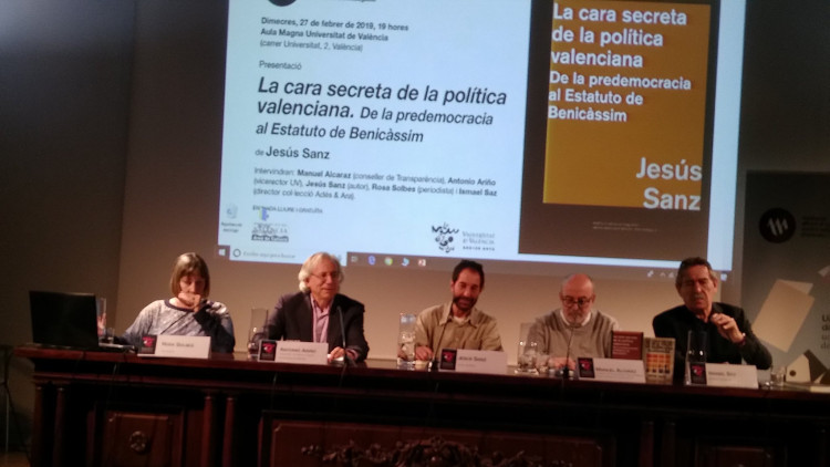 D'esquerra a dreta: la periodista Rosa Solbes, el vicerector de la UV Antonio Ariño, l'autor Jesús Sanz, el conseller de Transparència Manuel Alcaraz i l'historiador Isamel Saz| EL TEMPS