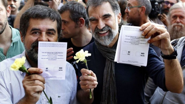 Jordi Sànchez i Jordi Cuixart ensenyen la papereta de l'1 d'octubre. Efe / Arxiu