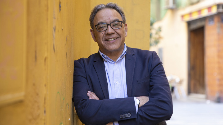Manolo Mata, vicesecretari general del PSPV-PSOE i síndic del grup socialista a les Corts valencianes, en un moment de l'entrevista. / Eva Máñez. Eva Máñez