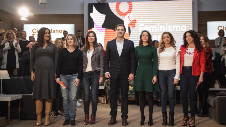 Dirigent de Ciutadans durant la presentació del decàleg de "feminisme liberal". Ciutadans