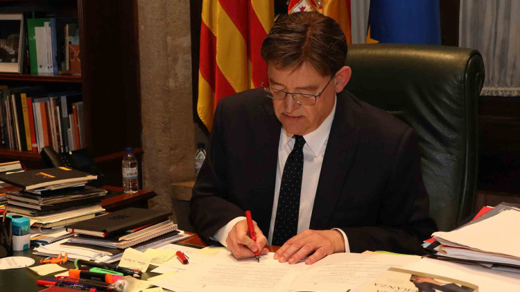 Ximo Puig signa el decret de convocatòria de les eleccions valencianes, que per primera vegada se celebraran separadament de les altres autonòmiques.