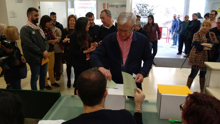 L'alcalde de València, Joan Ribó, vota a les primàries de Compromís amb la vicepresidenta Mónica Oltra i el portaveu de Compromís al Congrés Joan Baldoví xerrant darrere| Compromís
