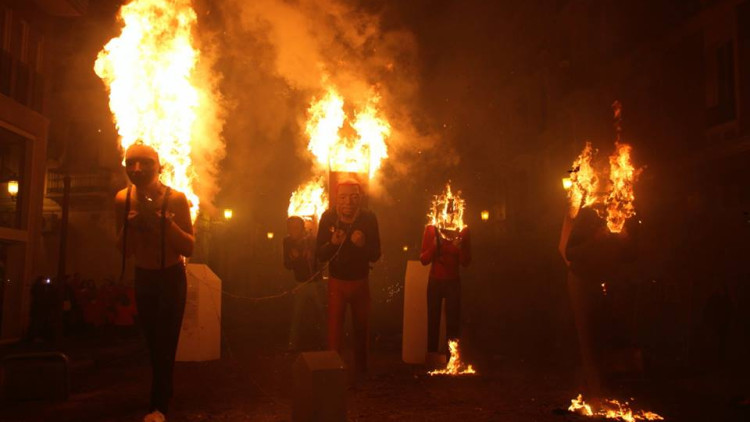 La falla de Lepanto-Gullem de Castro de l'any 2016 crema. Aquest monument representava els fenòmens migratoris que assetgen el planeta| Lepanto-Guillem de Castro