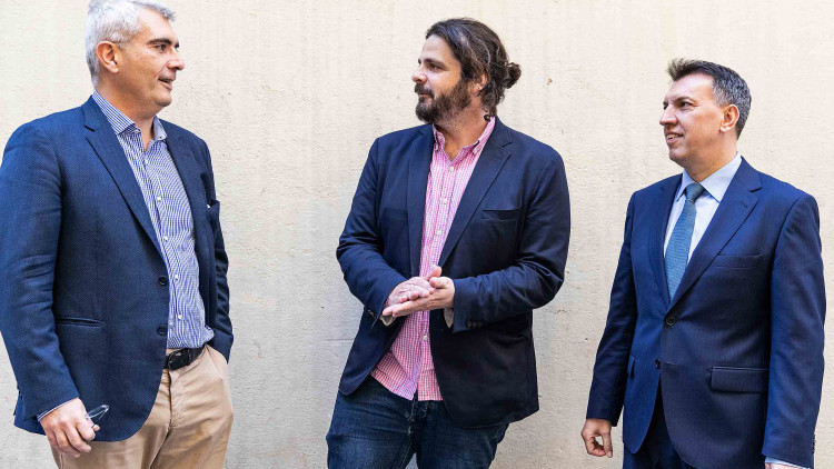 D'esquerra a dreta, Lorenzo Cotino, Andrés Boix i Joaquim Bosch, abans de l'entrevista conjunta concedida a aquest setmanari.. Eva Máñez