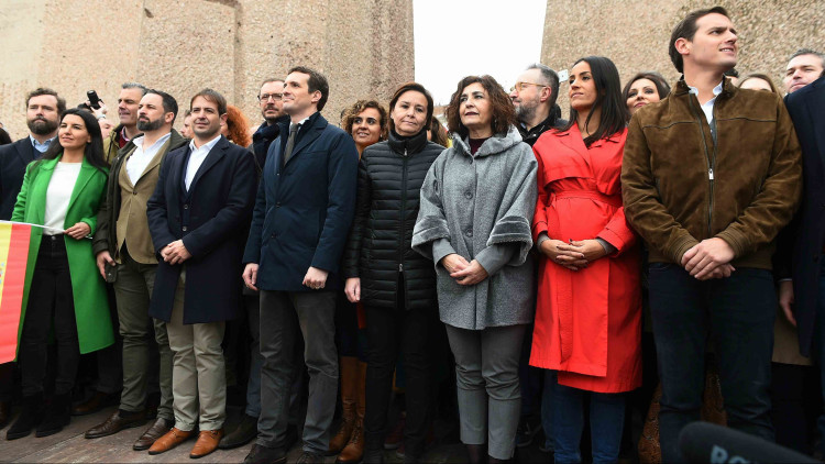 Santiago Abascal, Pablo Casado i Albert Rivera, respectius presidents de Vox, el PP i Ciutadans, a la concentració del 10 de febrer a la plaça de Colom de Madrid.. EFE