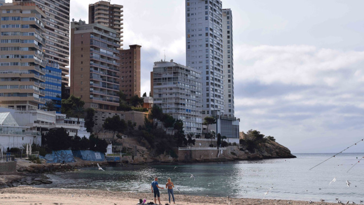 A la dreta de la imatge, els dos edificis Gemelos 28, ubicats a Punta Llisera, arran de mar. Cadascun dels blocs consta de 21 altures, amb un total de 168 apartaments.