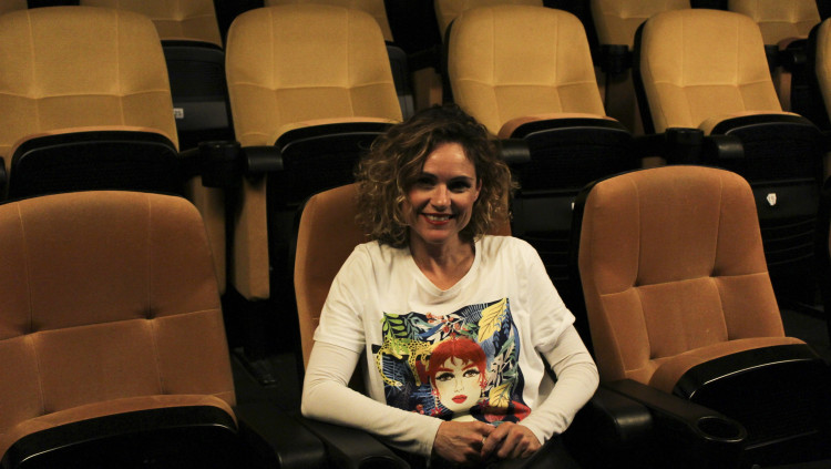 Iolanda Muñoz, presidenta de l'Associació d'Actors i Actrius Professionals Valencians, asseguda a les butaques de l'Espai Rambleta, on se celebrarà la gala de lliurament de premis  | EL TEMPS