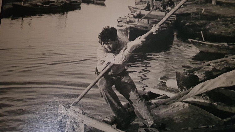 Miguel Ferrer Marco perxant en un canal del Palmar, a l'Albufera, als 20 anys. Era l'any 1951, cinc anys abans d'emigrar a Sevilla