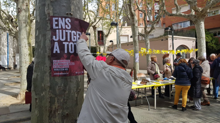 Imatge de l'encartellada promoguda per Òmnium Cultural a Esplugues de Llobregat (Baix Llobregat). Òmnium Cultural