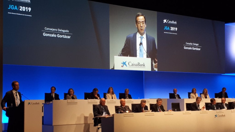 El conseller delegat de CaixaBank, Gonzalo Górtazar, intervé a la Junta General Ordinària d'Accionistes celebrat aquest divendres a València| EL TEMPS