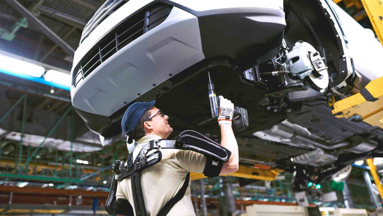 Treballadors en una planta automobilística.