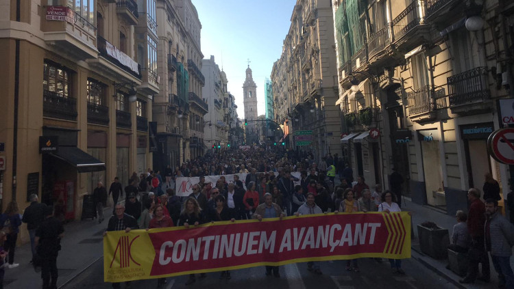 Milers de persones es manifesten a València pels drets lingüístics en la marxa del 25 d'abril| EL TEMPS