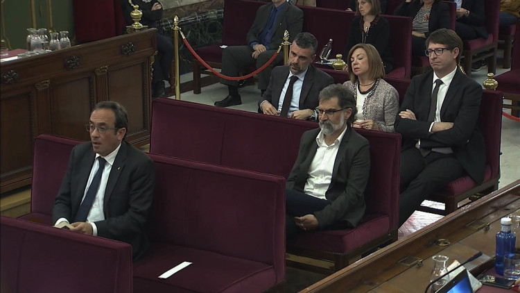 Josep Rull, Jordi Cuixart, Santi Vila, Meritxell Borràs i Carles Mundó seuen a la banqueta del Suprem. Efe