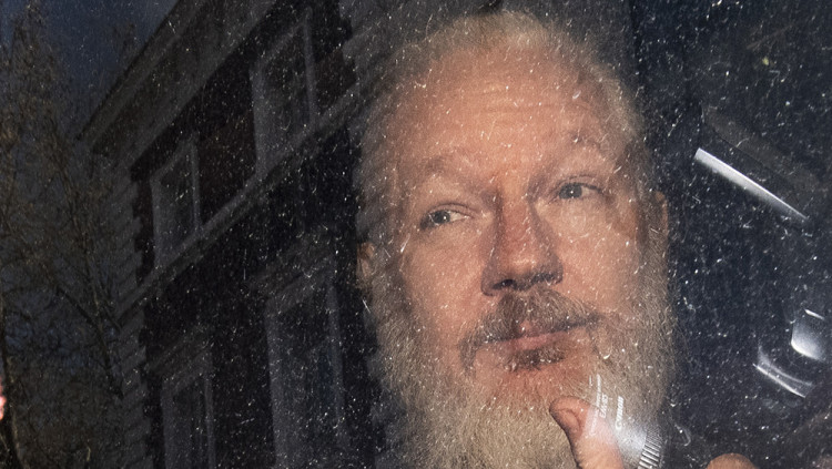 Julian Assange marxa detingut per la policia a Londres.