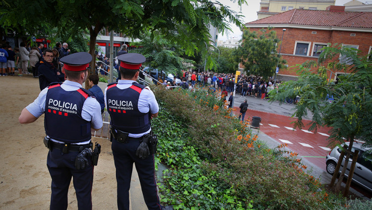 Segons un testimoni policial, els Mossos s'amagaven "entre les bardisses" i no oferien aigua els policies nacionals i guàrdies civils l'1 d'octubre. Efe
